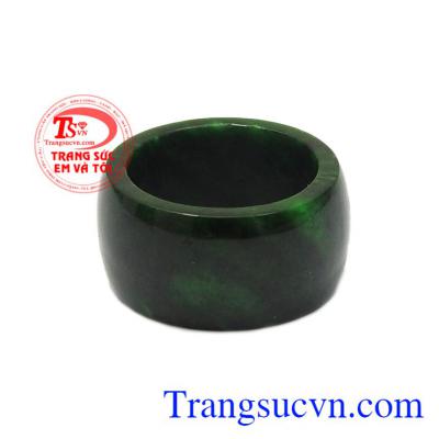 Nhẫn ngọc cẩm thạch ngón út đẹp chế tác kiểu bản vuông mạnh mẽ.