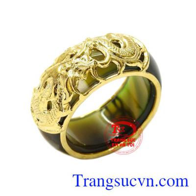 Nhẫn ngọc mã não bọc rồng danh vọng được chế tác sáng bóng, màu sắc bắt mắt.