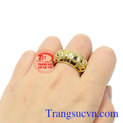 Nhẫn ngọc mã não bọc rồng danh vọng quyền quý.