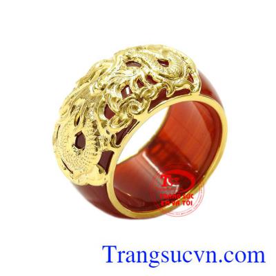 Nhẫn ngọc mã não bọc rồng thăng tiến được chạm khắc rồng tinh tế mang lại vẻ quyền quý cho nam giới.