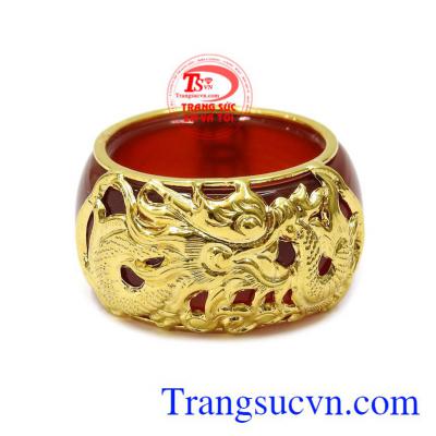 Rồng là linh vật biểu tượng cho cho sự quyền lực, linh thiêng, là linh vật tượng trưng cho vua chúa thời xưa. Nhẫn ngọc mã não bọc rồng thăng tiến