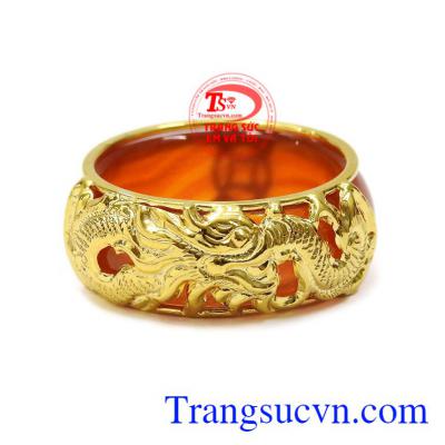 Nhẫn ngọc mã não bọc rồng vàng 10k đeo hợp thời trang.