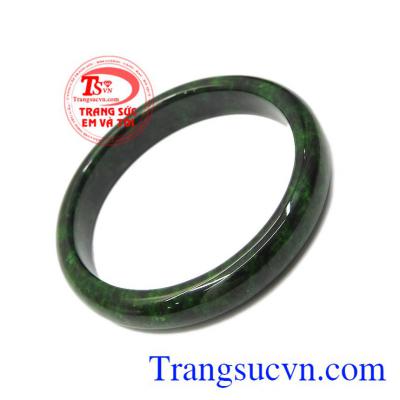Vòng cẩm thạch thiên nhiên bình an mang lại sự bình yên cho người dùng.