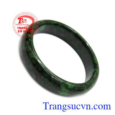 Ngọc cẩm thạch từ xưa đã được biết đến là loại ngọc quý, thường dùng cho vua quan. Vòng cẩm thạch thiên nhiên thịnh vượng