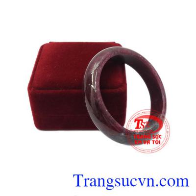 Đặc biệt hơn, khi đeo vòng ngọc ruby còn mang lại sự ấm áp, tình yêu trở nên thăng hoa và nồng nàn hơn. Vòng ruby thiên nhiên cao cấp. 
