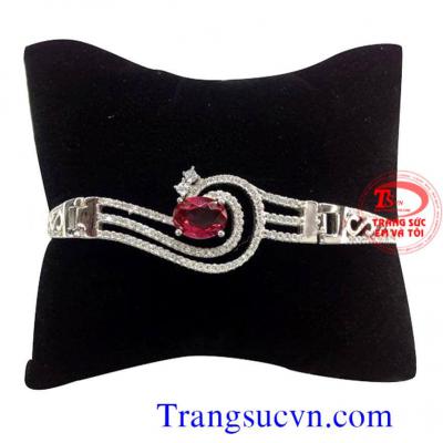 Vòng vàng nữ ruby đỏ được thiết kế theo phong cách hiện đại, hợp thời trang.