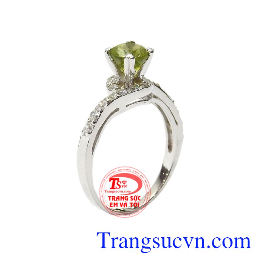 Nhẫn nữ bạc Peridot được chế tác tinh tế từ đá Peridot thiên nhiên.
