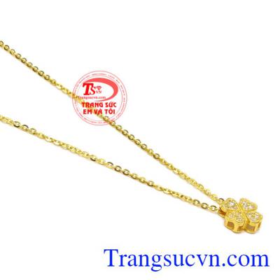 Bộ mặt dây cỏ bốn lá may mắn xinh xắn.