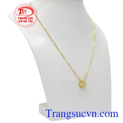 Bộ mặt dây cỏ bốn lá may mắn là món quà trang sức mà nữ giới mong muốn được nhận vào các dịp lễ tết.