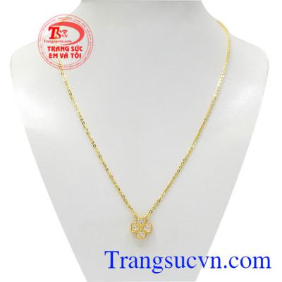 Bộ mặt dây cỏ bốn lá may mắn là sự kết hoàn hảo giữ mặt dây cỏ may mắn và dây chuyền vàng.