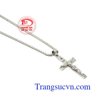 Bộ mặt dây thánh giá vàng trắng đeo hợp thời trang, tinh tế.