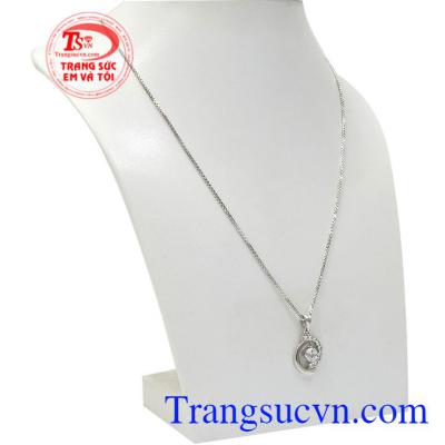 Bộ mặt dây vàng trắng thanh tao tôn lên vẻ thanh thoát, thuần túy vẻ nữ tính cho phái đẹp.