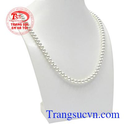 Dây chuyền bi bạc độc đáo thích hợp cho nhiều trang phục. 