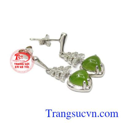Hoa tai bạc Nephrite được thiết kế độc đáo nhưng cũng không kém phần tinh tế.