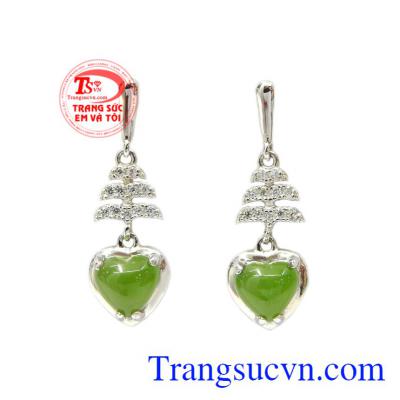 Hoa tai bạc Nephrite mang lại may mắn, tài lộc cho những người mang mệnh Mộc và mệnh Hỏa.