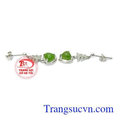 Hoa tai bạc Nephrite mang lại nét trẻ trung, nữ tính cho phái đẹp.