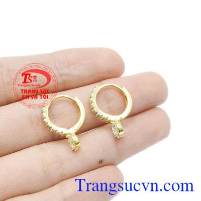 Thiết kế nhỏ nhắn, dễ thương hợp thời trang giúp các chị em dễ dàng kết hợp trang phục và phụ kiện đi cùng. Hoa tai vàng đáng yêu