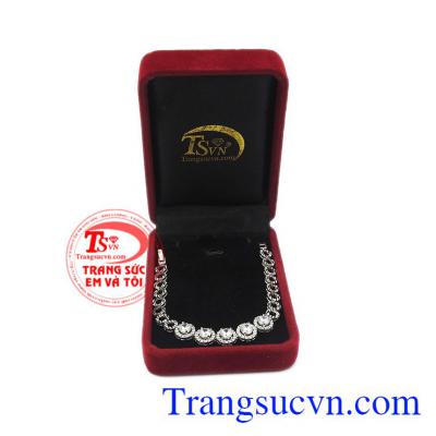 Sản phẩm là món quà ý nghĩa để dành tặng cho người phụ nữ mà bạn yêu thương. Lắc bạc quý phái