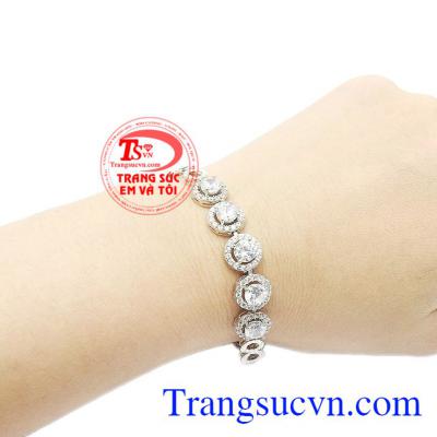 Lắc tay với các đường nét phay bắt sáng giúp tôn lên nét sang trọng của người dùng. Lắc bạc quý phái