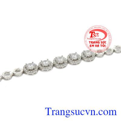 Sản phẩm kết hợp bạc và đá cz tạo điểm nhấn cho sản phẩm. Lắc bạc quý phái