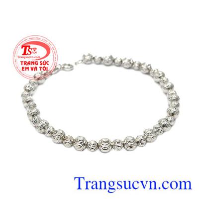 Lắc bi vàng trắng thanh lịch được chế tác từ vàng tây 10k mang lại sự bền đẹp, sáng bóng.