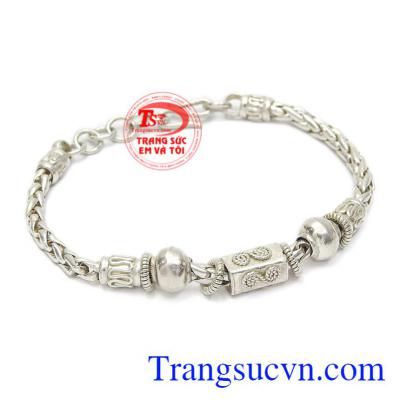 Lắc tay bạc cho bé trai được nhiều phụ huynh yêu thích bởi nét tinh tế, cá tính.