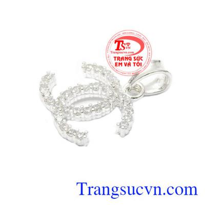 Những viên đá nhỏ tạo vẻ tinh tế, sang trọng. Mặt dây bạc chanel đẹp