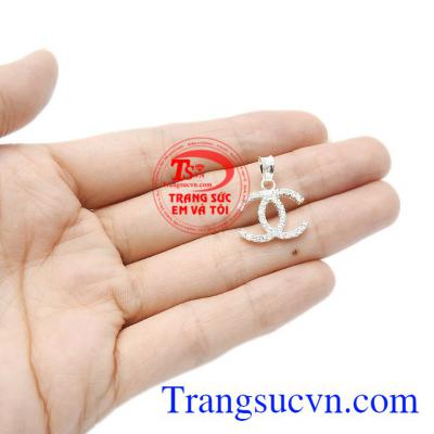 Sản phẩm thích hợp với nhiều trang phục. Mặt dây bạc chanel đẹp