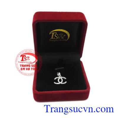 Mặt dây bạc chanel đẹp thích hợp làm quà tặng cho người thân và bạn bè.