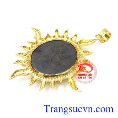 Mặt dây nam Sapphire ánh hào quang vàng 18k chất lượng.