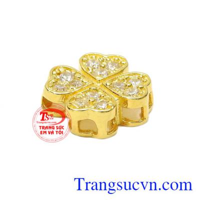 Mặt dây nữ cỏ bốn lá may mắn kết hợp cùng dây chuyền vàng sẽ mang lại vẻ nữ tính, duyên dáng cho phái nữ.