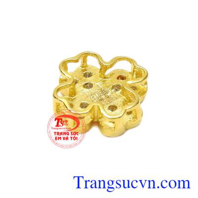 Mặt dây nữ cỏ bốn lá may mắn giao hàng toàn quốc.