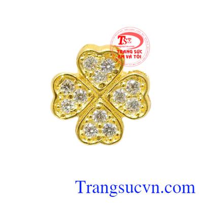 Mặt dây nữ cỏ bốn lá may mắn được chế tác tinh tế, xinh xắn khiến cho các cô nàng yêu thích.