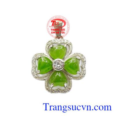 Mặt dây nữ Nephrite được chế tác từ đá Nephrite thiên nhiên chất lượng.
