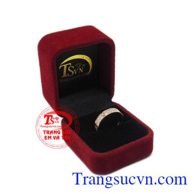 Nhẫn vàng hồng chế tác từ vàng 18k sáng bóng, bền đẹp kết hợp cùng kim cương thiên nhiên càng làm tăng thêm giá trị cho người dùng. Nhẫn nam vàng hồng kim cương