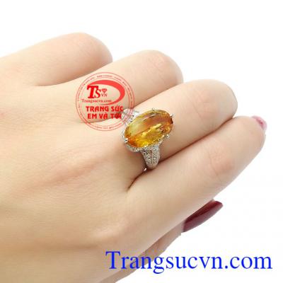 Theo quan niệm của người Hồng Kông, đeo nhiều trang sức được chế tác từ đá thạch anh vàng sẽ đem đến cho người người nhiều tài lộc cũng như may mắn,Nhẫn nữ bạc Citrine đẳng cấp