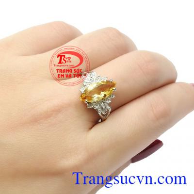 Thạch anh vàng có tác dụng làm giảm sự lo lắng, tăng cường khả năng tập trung và về mặt phong thủy thì thạch anh vàng là loại đá mang lại may mắn cho người mệnh Kim và Thủy