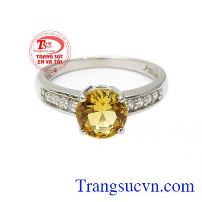 Đá thạch anh vàng Citrine giúp tăng có lòng tự trọng, sự tự tin, và loại bỏ những khuynh hướng tiêu cực,Nhẫn nữ bạc Citrine trang nhã