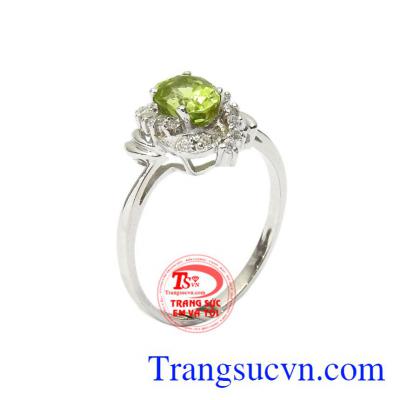 Nhẫn nữ bạc Peridot dịu dàng