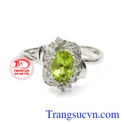 Nhẫn nữ bạc Peridot dịu dàng thiết kế thanh tao, trang nhã thích hợp cho những người thích sự dịu dàng.