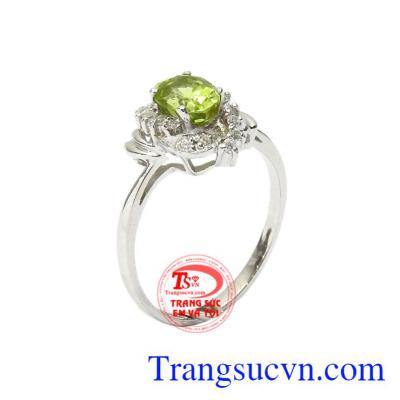 Nhẫn nữ bạc Peridot dịu dàng hiện đang được nhiều phái nữ yêu thích và lựa chọn.