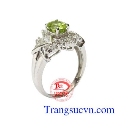 Nhẫn nữ bạc Peridot độc đáo được thiết kế tỉ mỉ, độc đáo, vô cùng đặc sắc.