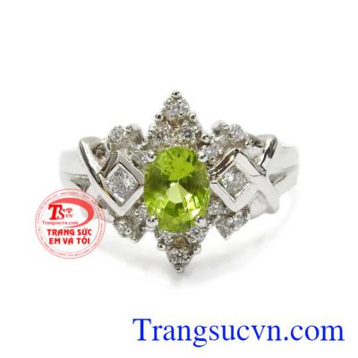 Nhẫn nữ bạc Peridot độc đáo mang lại may mắn cho những người mang mệnh Hỏa và Mộc, có giấy kiểm định uy tín.