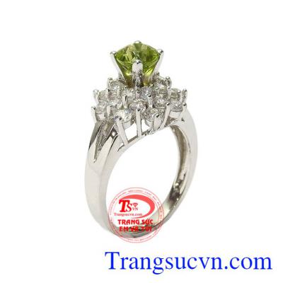 Nhẫn nữ bạc Peridot lộng lẫy được chế tác vô cùng tinh xảo, sắc nét.