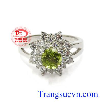 Nhẫn nữ bạc Peridot lộng lẫy thiết kế điểm nhấn là đá Peridot thiên nhiên sẽ mang lại vẻ tinh tế, hiện đại cho nữ giới.