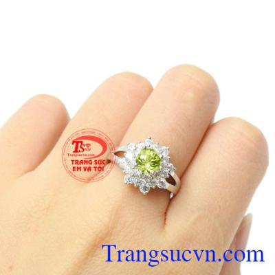 Nhẫn nữ bạc Peridot lộng lẫy sẽ là món quà đầy màu sắc cho phái đẹp.