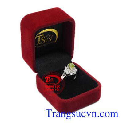Nhẫn nữ bạc Peridot lộng lẫy chất lượng.