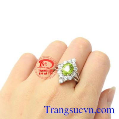 Nhẫn nữ bạc Peridot may mắn cá tính , tinh xảo.