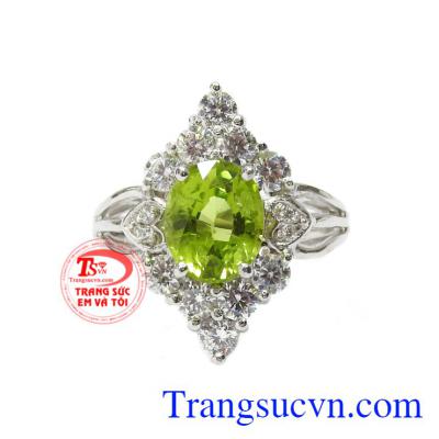 Peridot theo tiếng Hy Lạp có nghĩa là sự sung túc, viên đá này là bùa hộ mệnh cho những người mang mệnh Mộc và Hỏa. Nhẫn nữ bạc Peridot may mắn