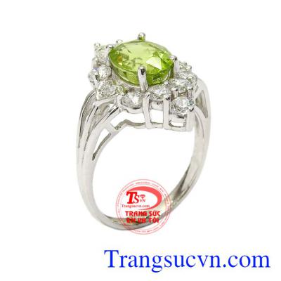 Nhẫn nữ bạc Peridot may mắn được chạm khắc độc đáo, sáng bóng.